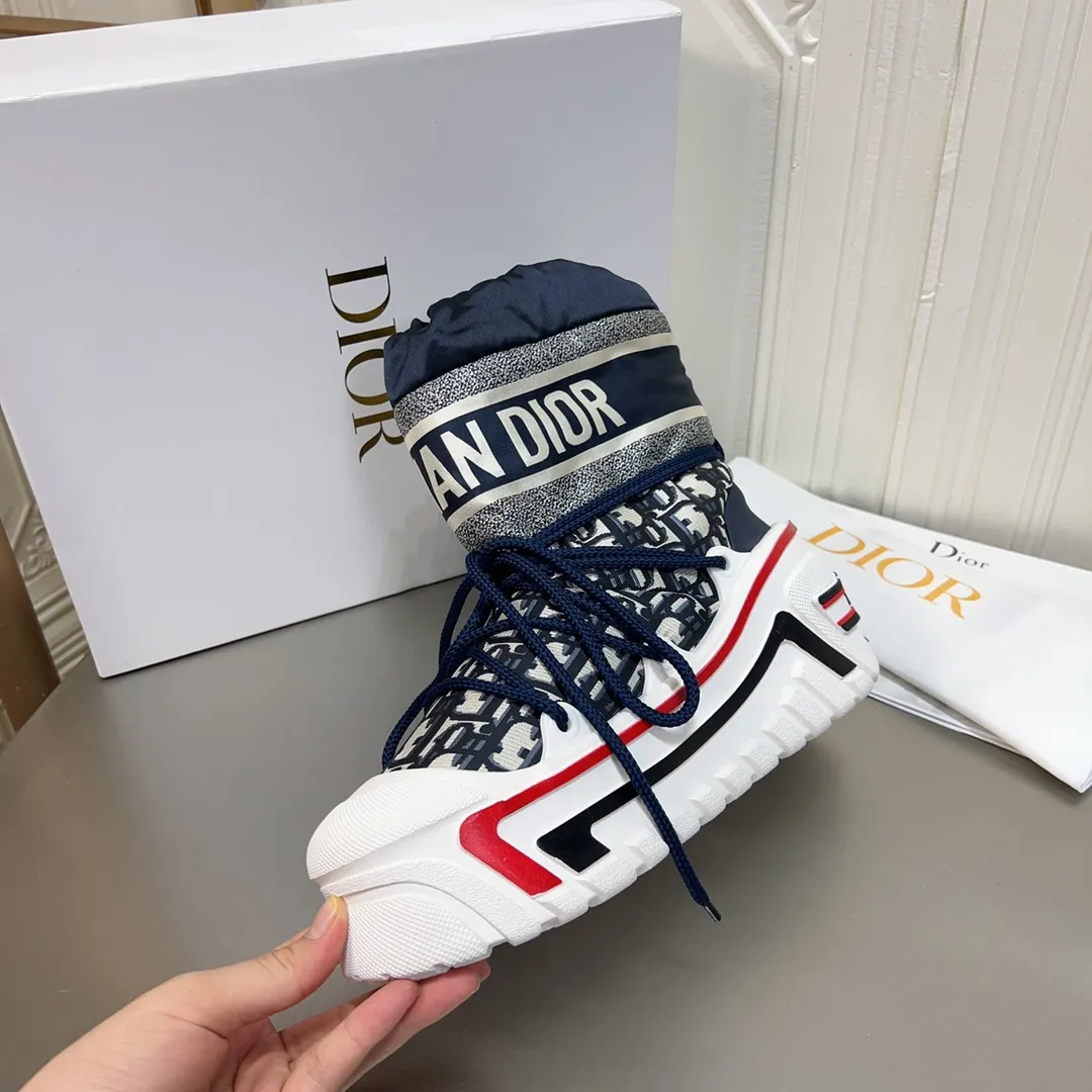Men's shoes p600! The highest version on the market, Dior Dior's king style snow boots, ski boots, fat and cute, so cute →_→ from the DiorAlps limited series, unique. Shiny nylon Oblique print upper with criss-cross straps for an ideal fit. The technical fabric of the boot shaft, short-cut version, can be worn in the city or in the mountains. It makes the calf slimmer and taller, warm and concave. The boot shaft and sole are made of original waterproof padded lining. The embroidered fabric is original star ⭐ rubber non-slip thick sole and multi-module combination outsole. The size is 35-40. 41Customized